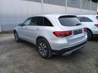 Vaade tagant vasakult