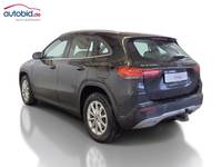 Skats no kreisās puses aizmugurē