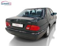 Pogled od pozadi desno