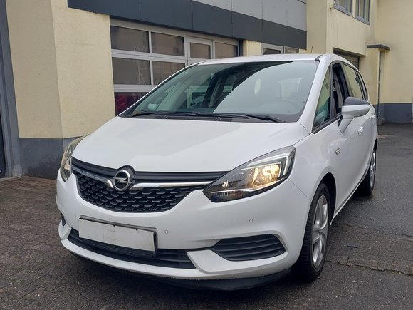 Pogled od napred levo