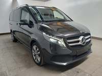 Pogled sprijeda desno