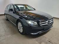 Pogled sprijeda desno