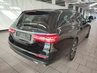 Pogled od pozadi desno