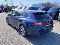 Vaade tagant vasakult