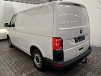 Vue de l’arrière gauche