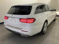 Pogled od pozadi desno