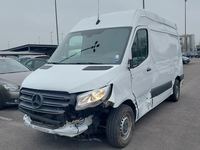 Skats no kreisās puses priekšā