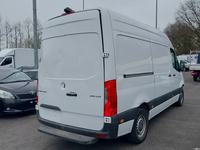 Skats no labās puses aizmugurē