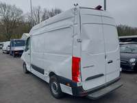 Skats no kreisās puses aizmugurē