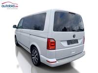 Skats no kreisās puses aizmugurē