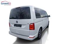 Skats no labās puses aizmugurē