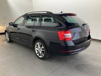 Skats no kreisās puses aizmugurē