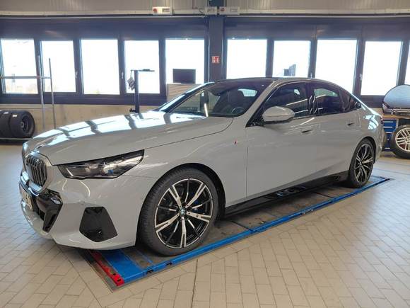 Вид спереди слева