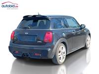 Skats no labās puses aizmugurē