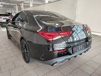 Skats no kreisās puses aizmugurē