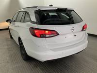 Skats no kreisās puses aizmugurē