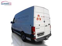 Skats no kreisās puses aizmugurē