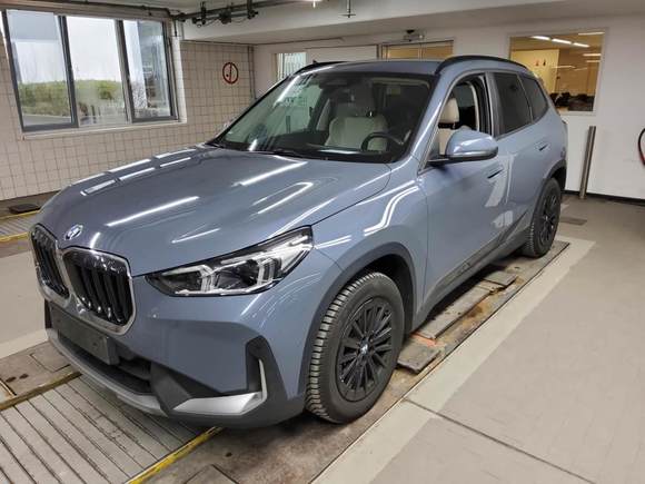 Pogled od napred levo