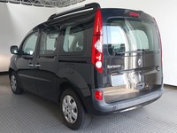 Skats no kreisās puses aizmugurē