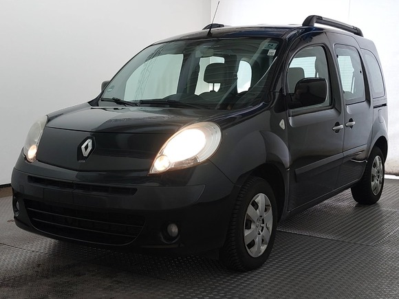 Skats no kreisās puses priekšā