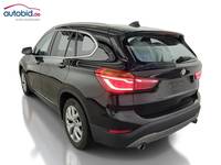 Skats no kreisās puses aizmugurē