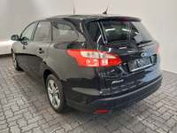 Vue de l’arrière gauche