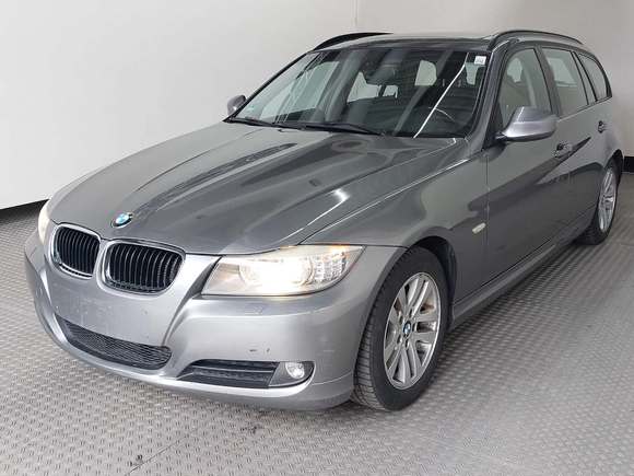 Skats no kreisās puses priekšā