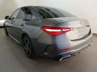 Skats no kreisās puses aizmugurē