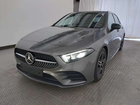 Skats no kreisās puses priekšā