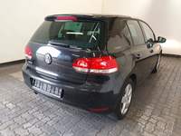 Skats no labās puses aizmugurē