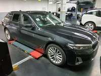 Pogled sprijeda desno