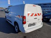 Skats no kreisās puses aizmugurē