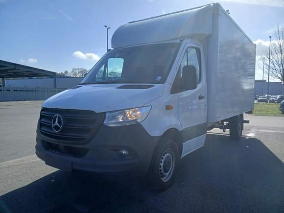 Skats no kreisās puses priekšā