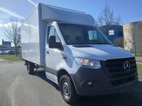 Skats no labās puses priekšā