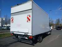 Skats no labās puses aizmugurē