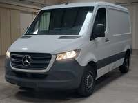 Skats no kreisās puses priekšā