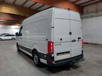 Skats no kreisās puses aizmugurē