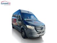 Pogled sprijeda desno