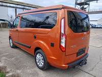 Skats no kreisās puses aizmugurē