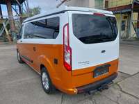 Skats no kreisās puses aizmugurē