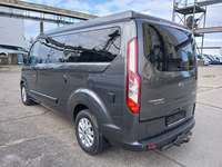 Skats no kreisās puses aizmugurē