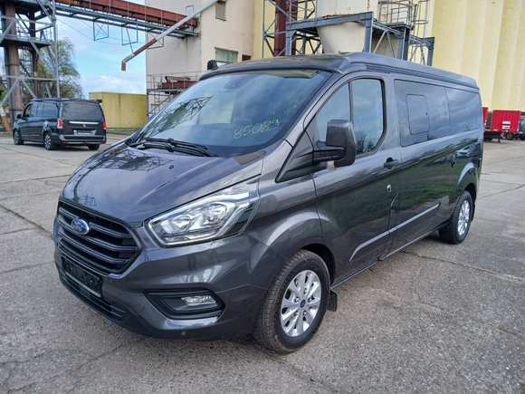 Skats no kreisās puses priekšā