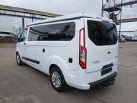 Skats no kreisās puses aizmugurē