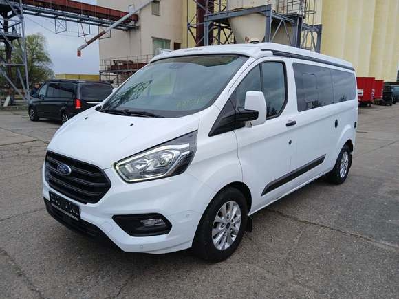 Skats no kreisās puses priekšā