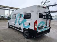 Skats no kreisās puses aizmugurē