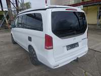 Skats no kreisās puses aizmugurē