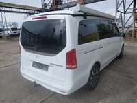 Skats no labās puses aizmugurē