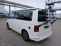 Skats no kreisās puses aizmugurē