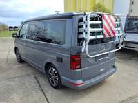 Skats no kreisās puses aizmugurē