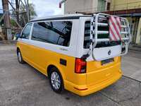 Skats no kreisās puses aizmugurē